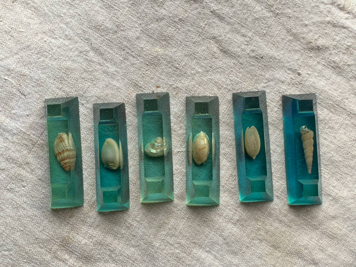 Shell-inclusion resin knife rest 1950