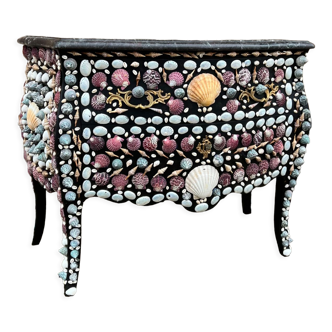 Commode de style Louis XV ornée de coquillages XIX Eme siècle