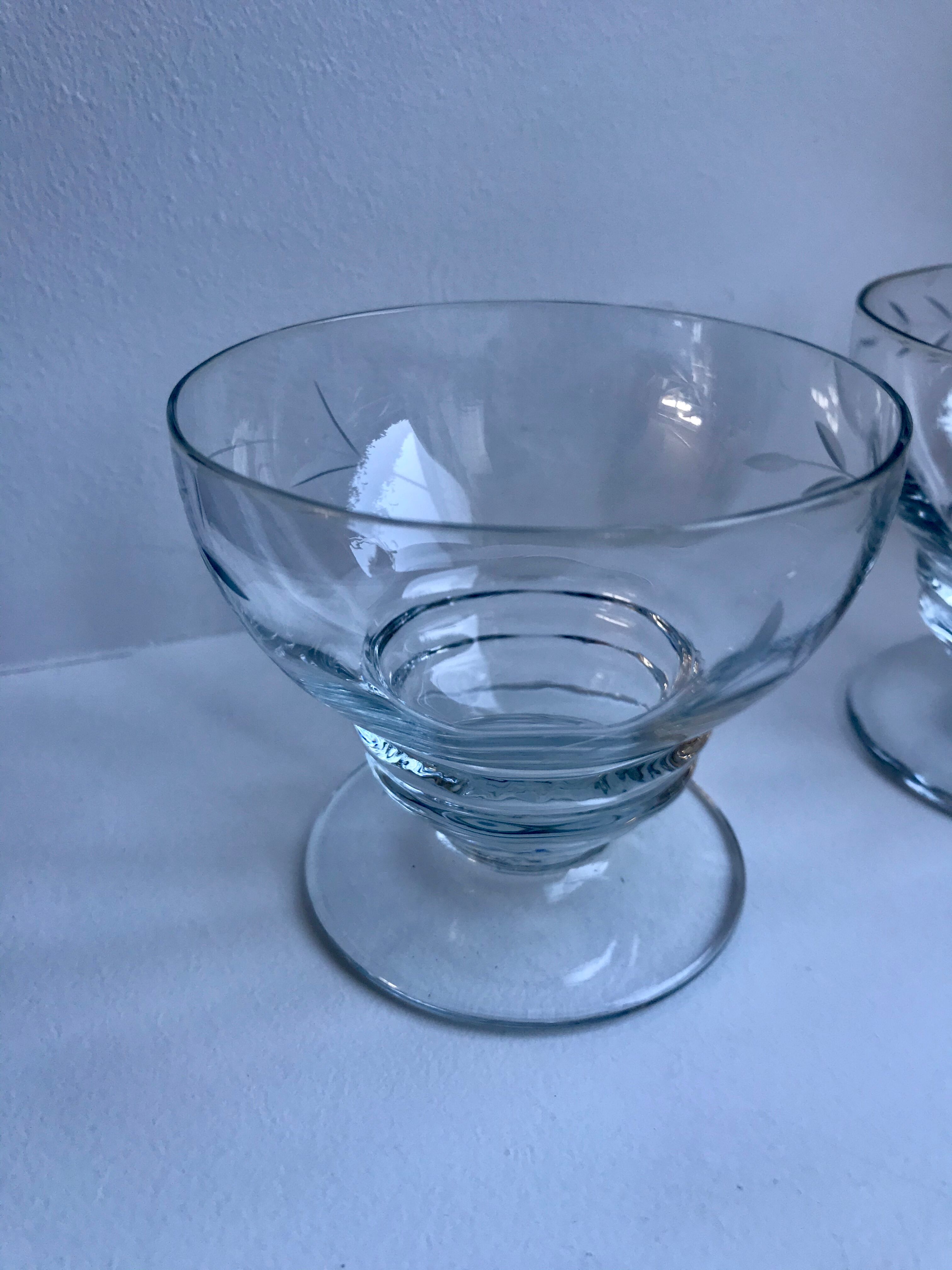 Set of 8 champagne glasses in crystal engraved 50s