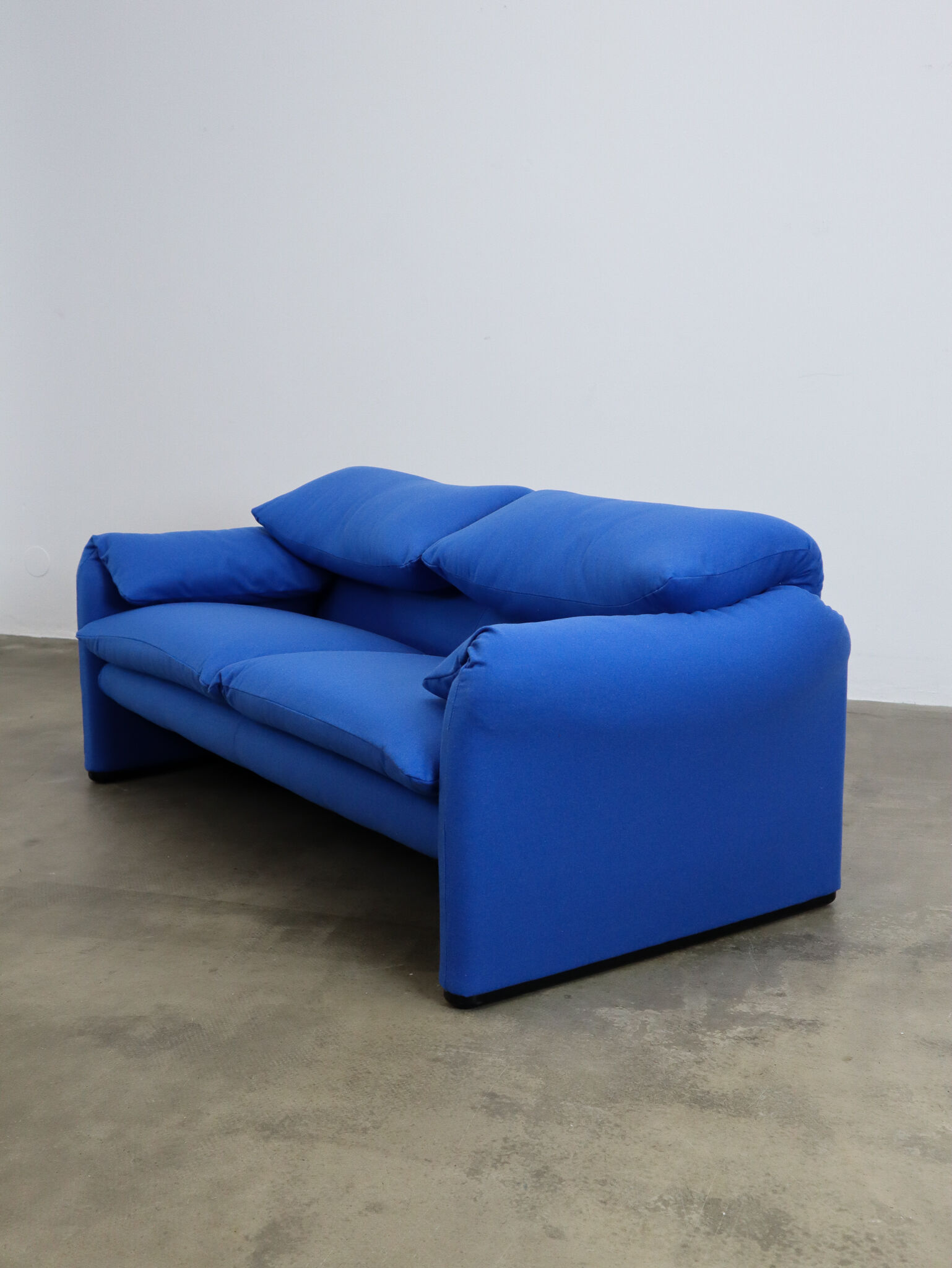 Maralunga sofa blue