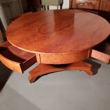 Round central foot table.