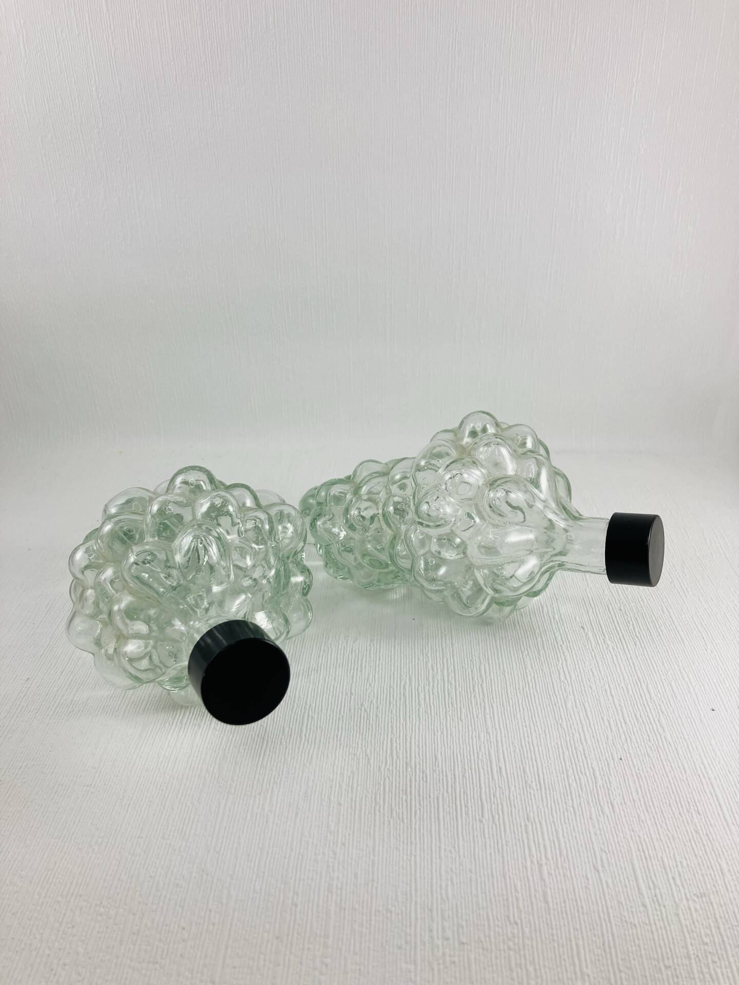 2 carafe bottles with bunches of grapes in glass - Empoli - Vintage
