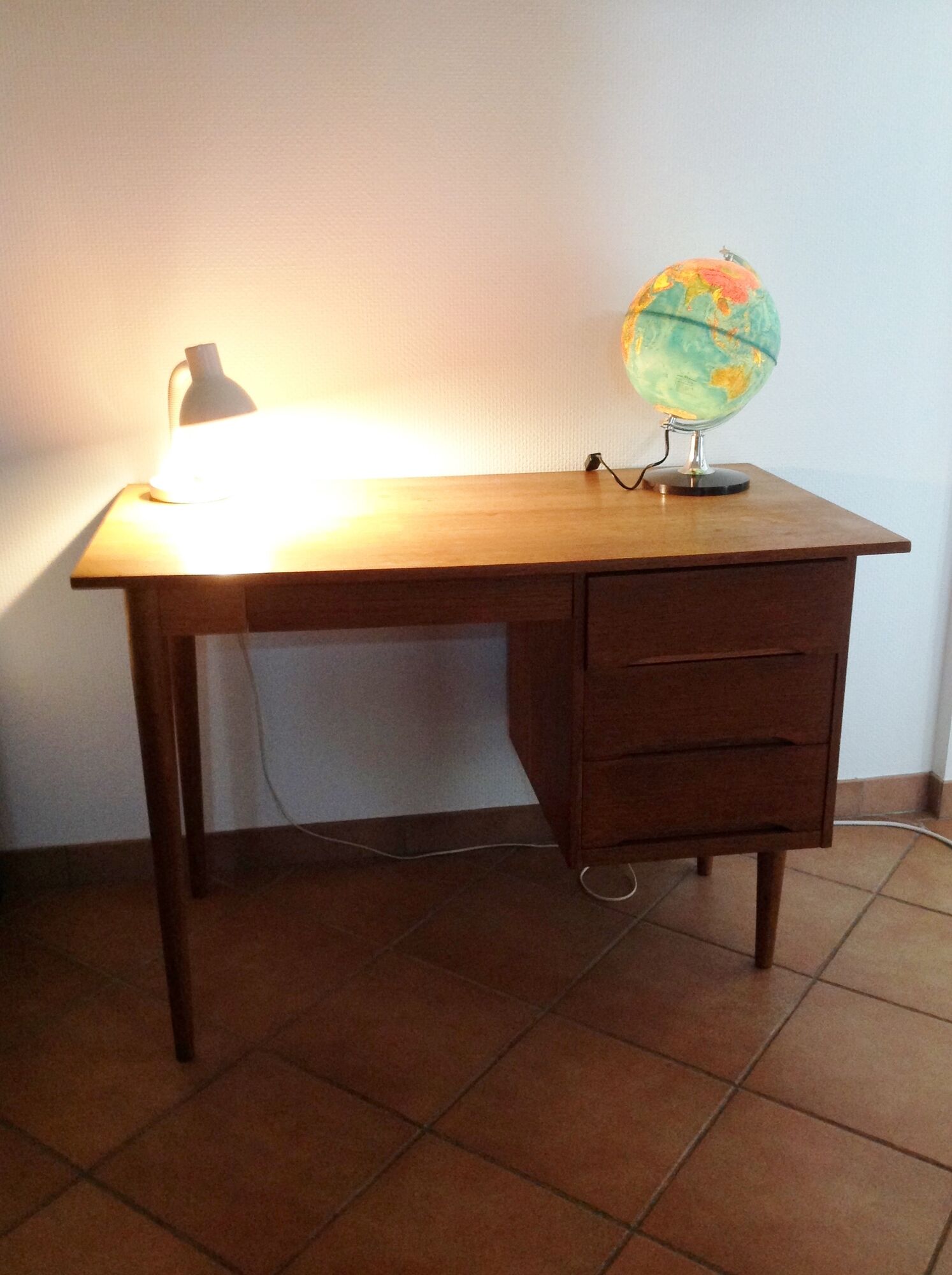 Scandinavian-style verni chene desk / vintage 60s