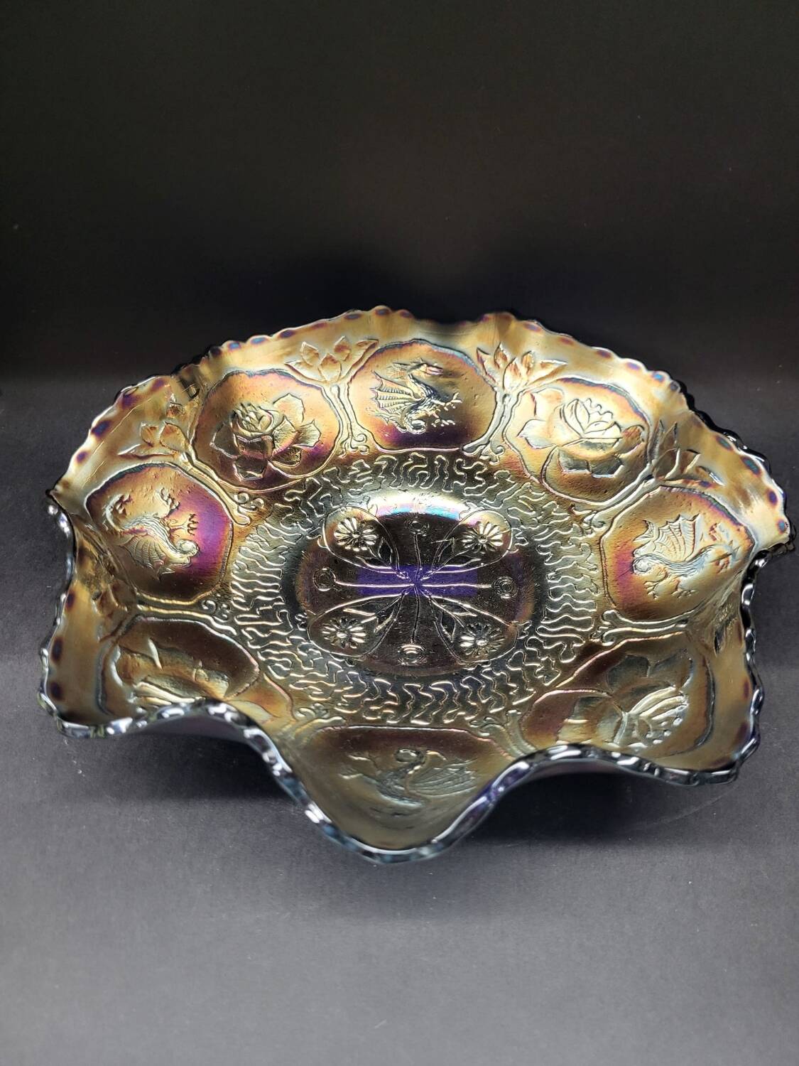 Prachtige schaal in iriserend glas met decor van dragon en lotus fenton