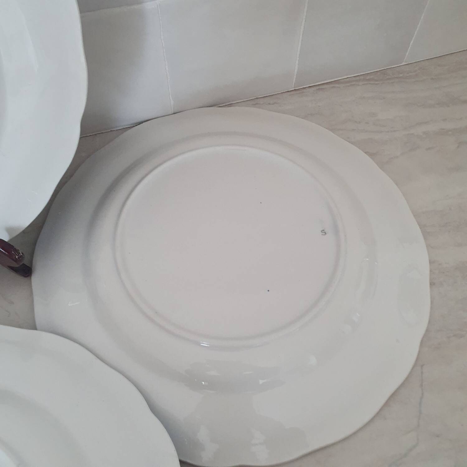 6 earthenware plates with floral and pastoral scene motifs