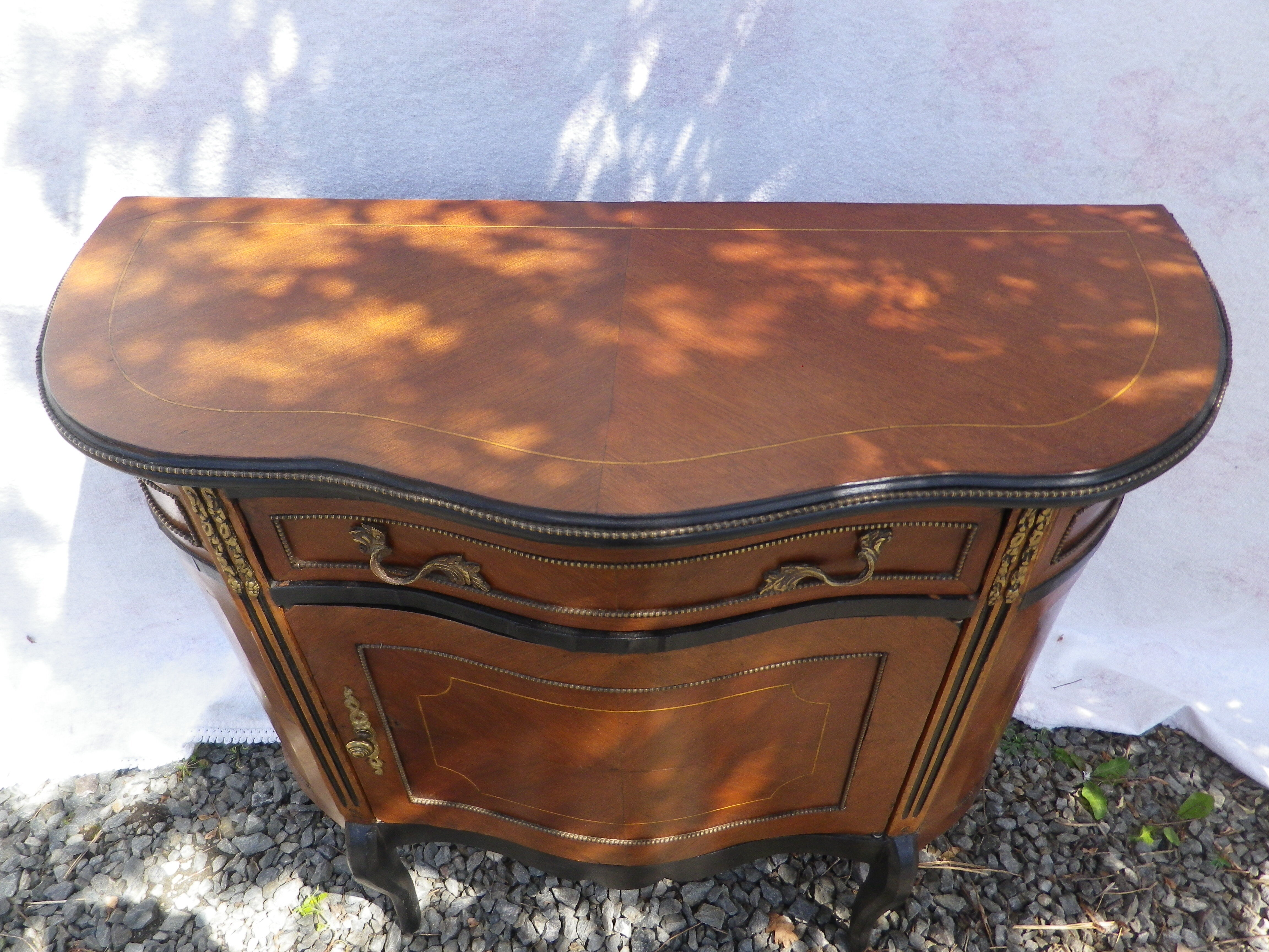 Console demi lune marqueté style louis VI