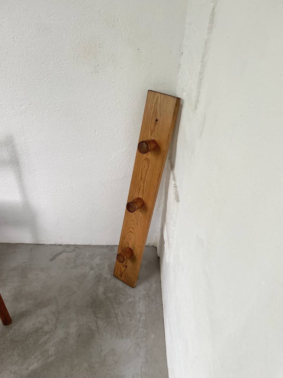 Perriand pine mountain coat rack