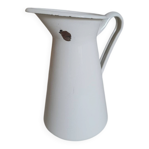 Broc en métal émaillé blanc