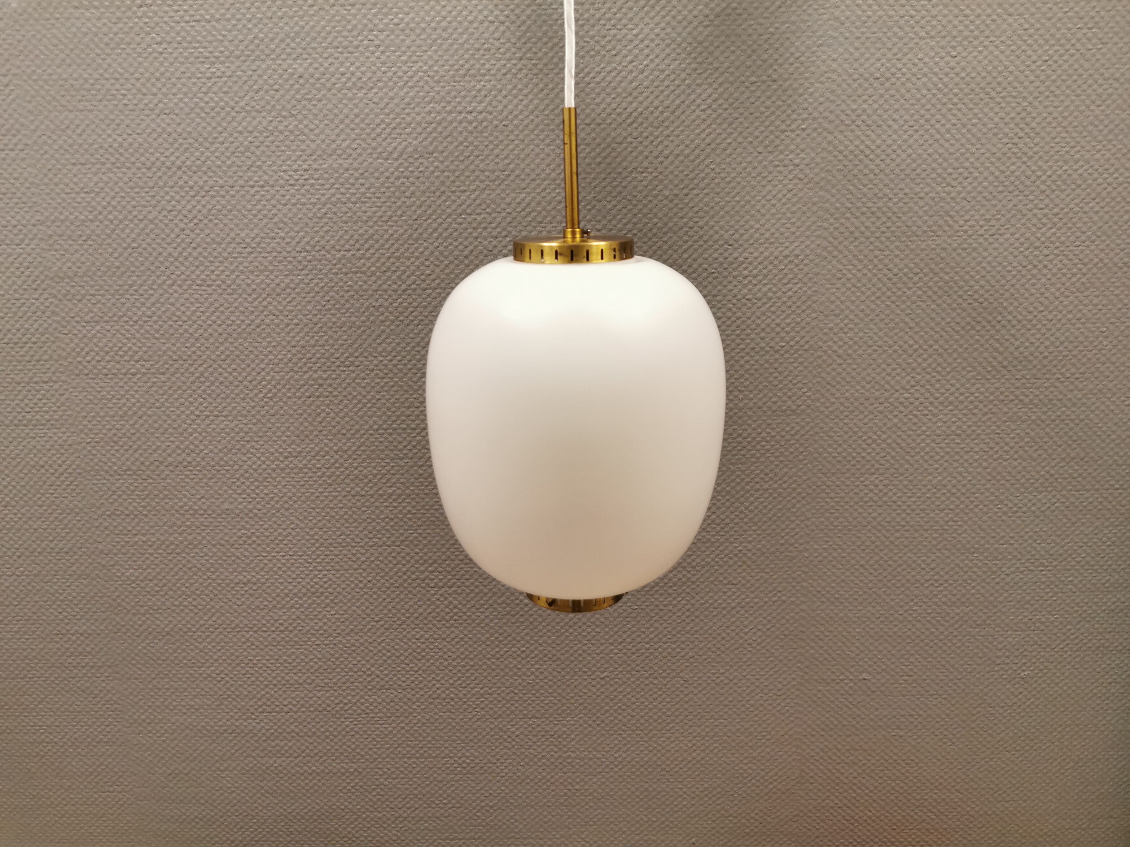 Suspension en porcelaine en verre opale blanc, conçu par Bent Karlby pour Danish Lyfa dans les années 1960-1970