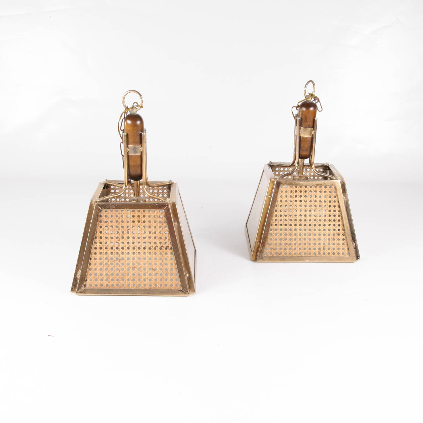 Pair of vintage suspensions in wood, brass and cannage under altuglass