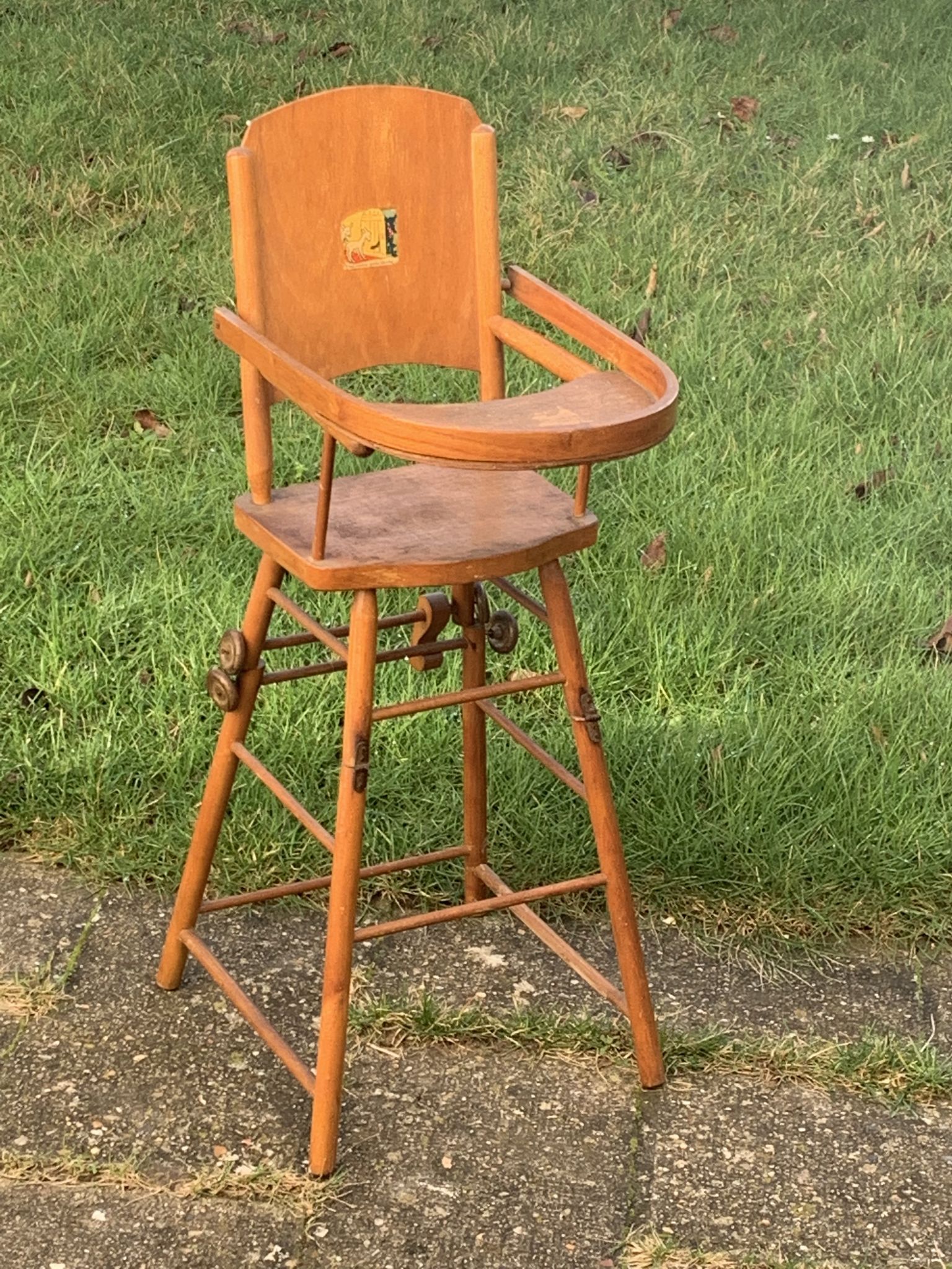 Chaise haute pour poupées en bois vintage