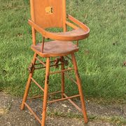 Chaise haute pour poupées en bois vintage