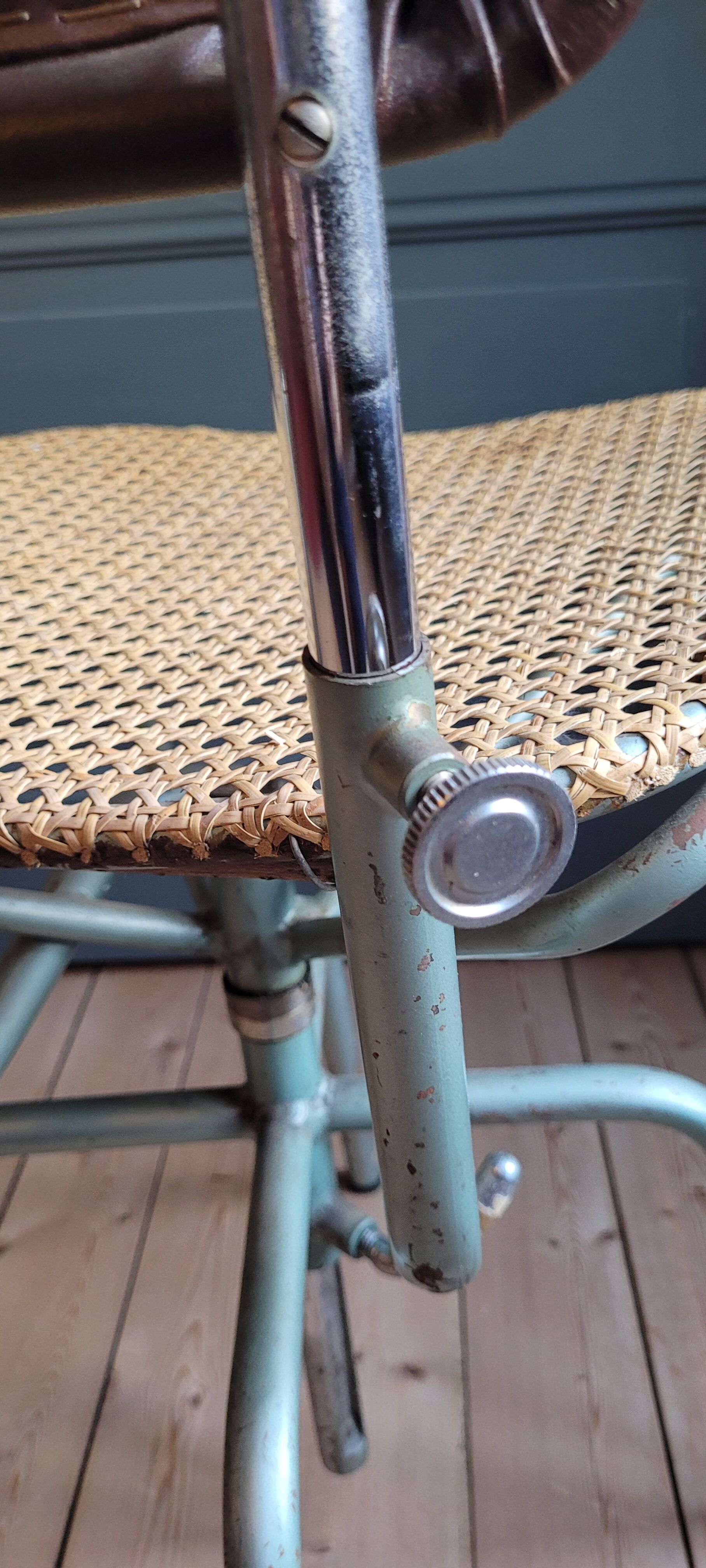 Swivel architect's chair