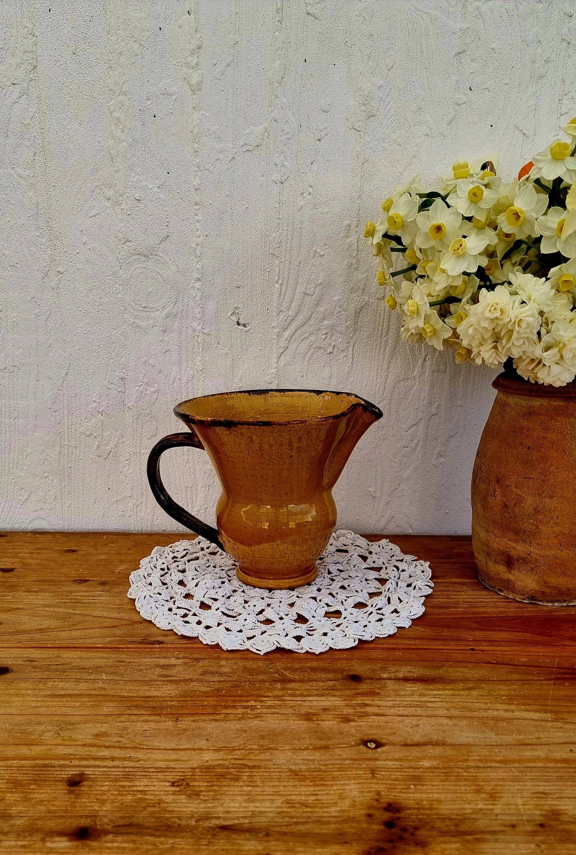 Pichet en céramique jaune et marron vintage