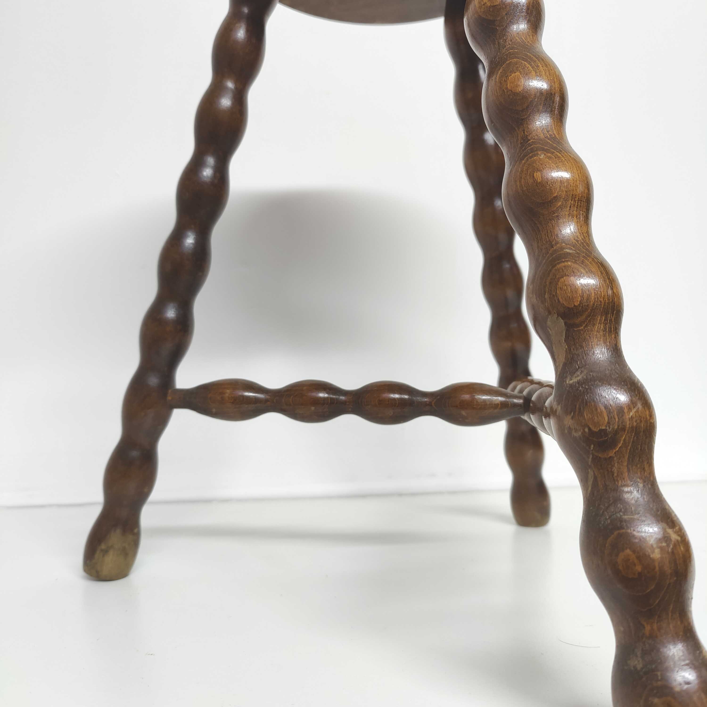Vintage tripod stool in solid wood beaded legs
