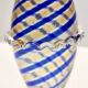 Vase pichet en verre de Murano attribuable à Toso avec des cannes bleues et jaunes