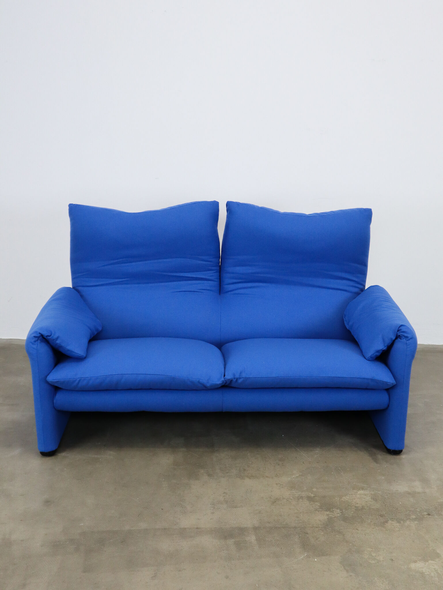 Maralunga sofa blue