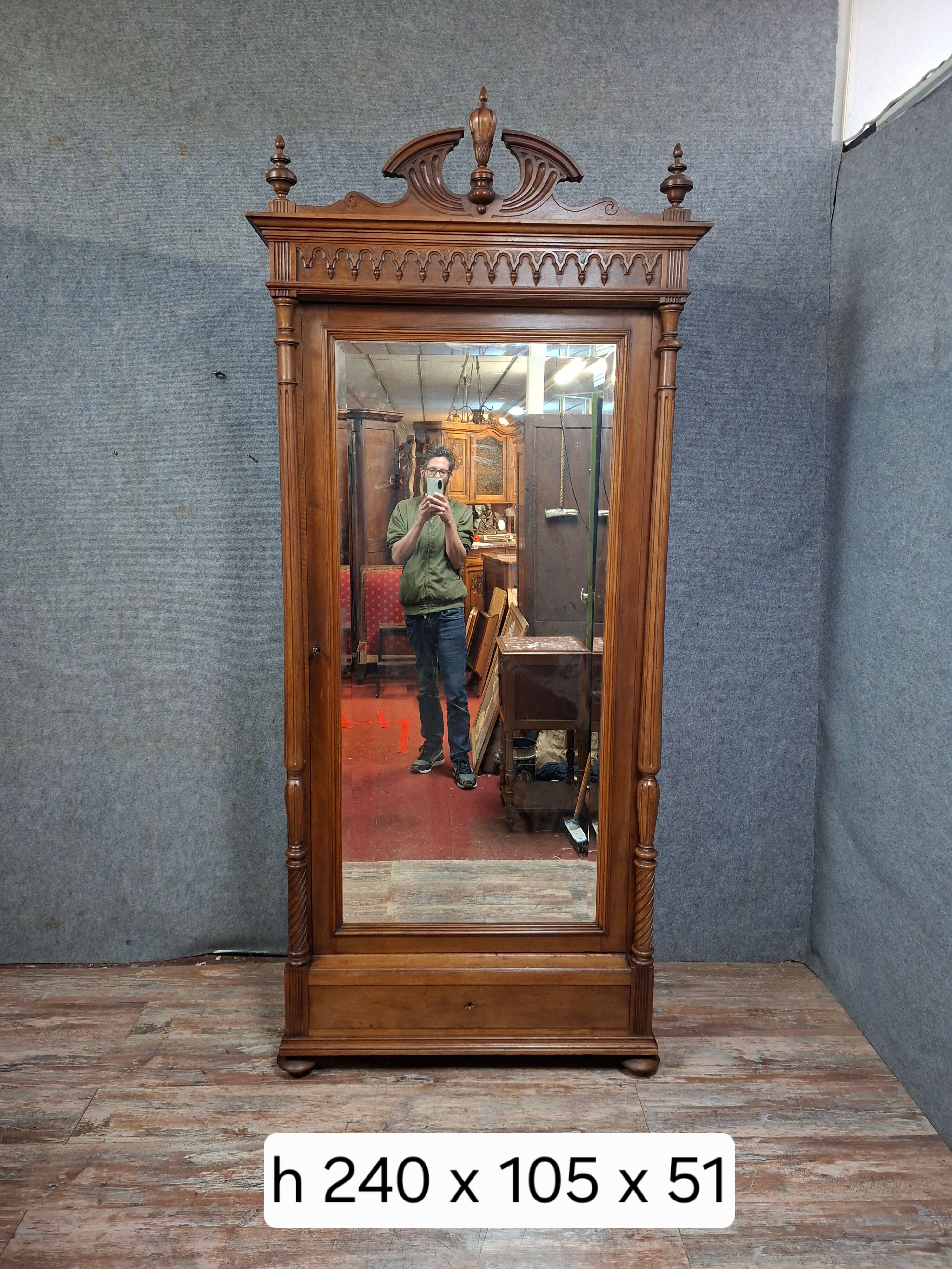 Neo-Gothic mirrored wardrobe in solid walnut – Late 19th century