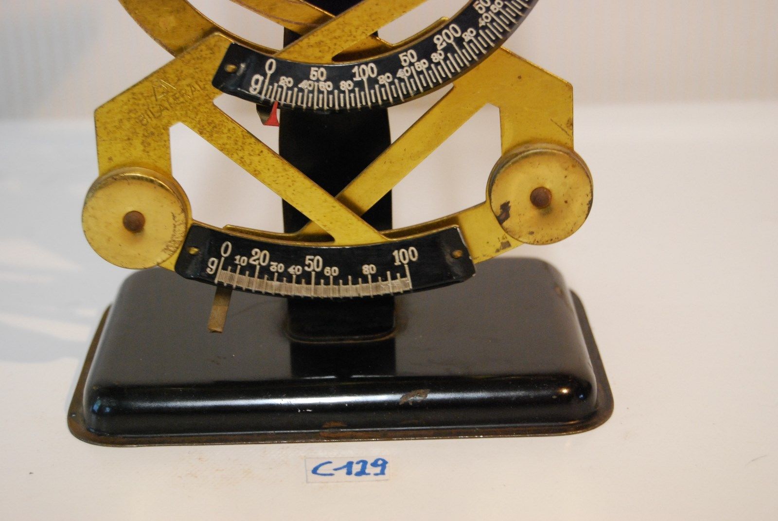Former weighs metal letter