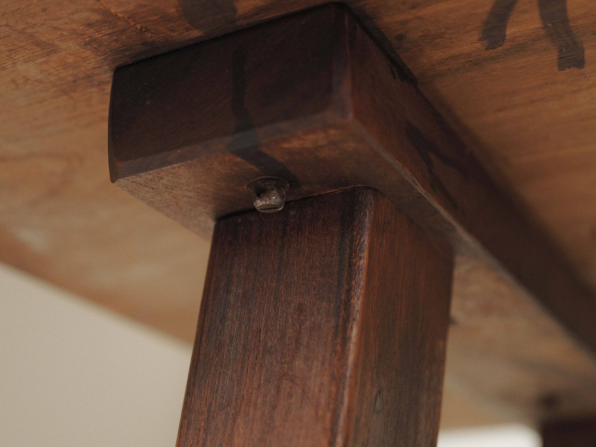 Grande table artisanale en chêne, France, vers 1970