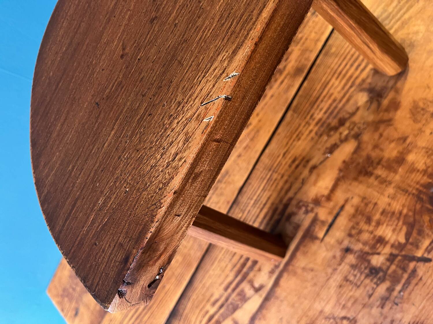 Tabouret tripode en orme