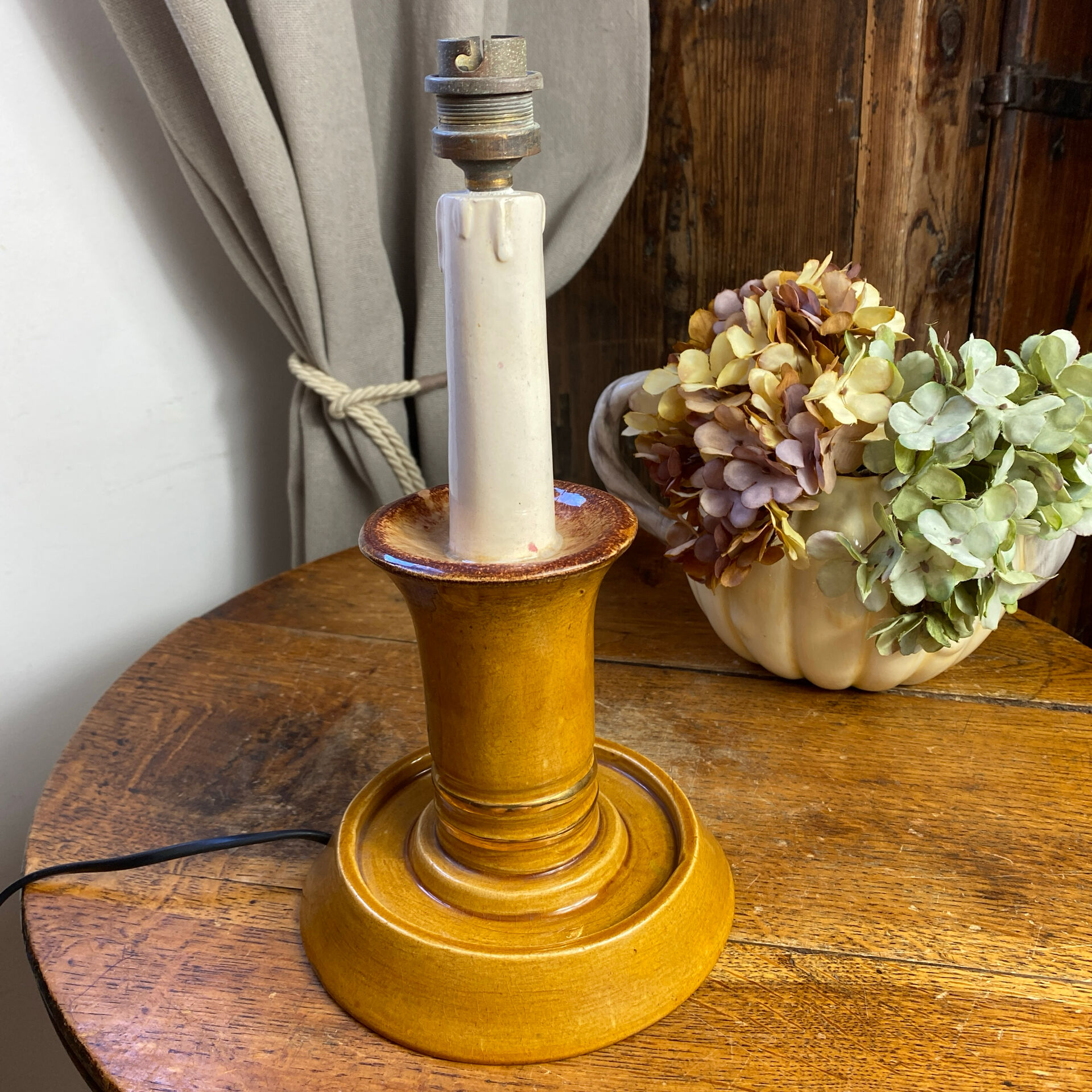 Candle holder-style lamp made entirely of ceramic.