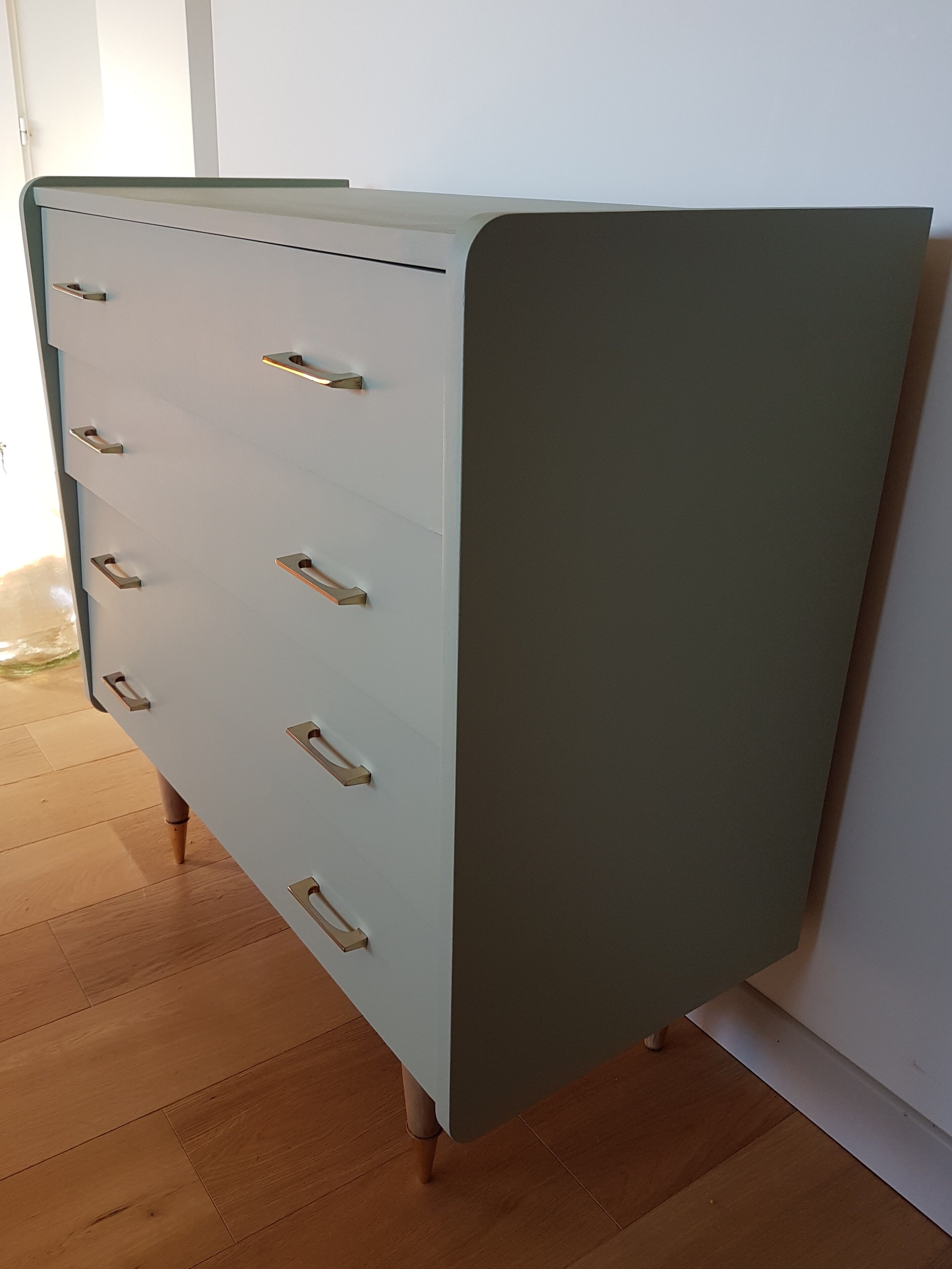 Commode vintage pieds fuseaux