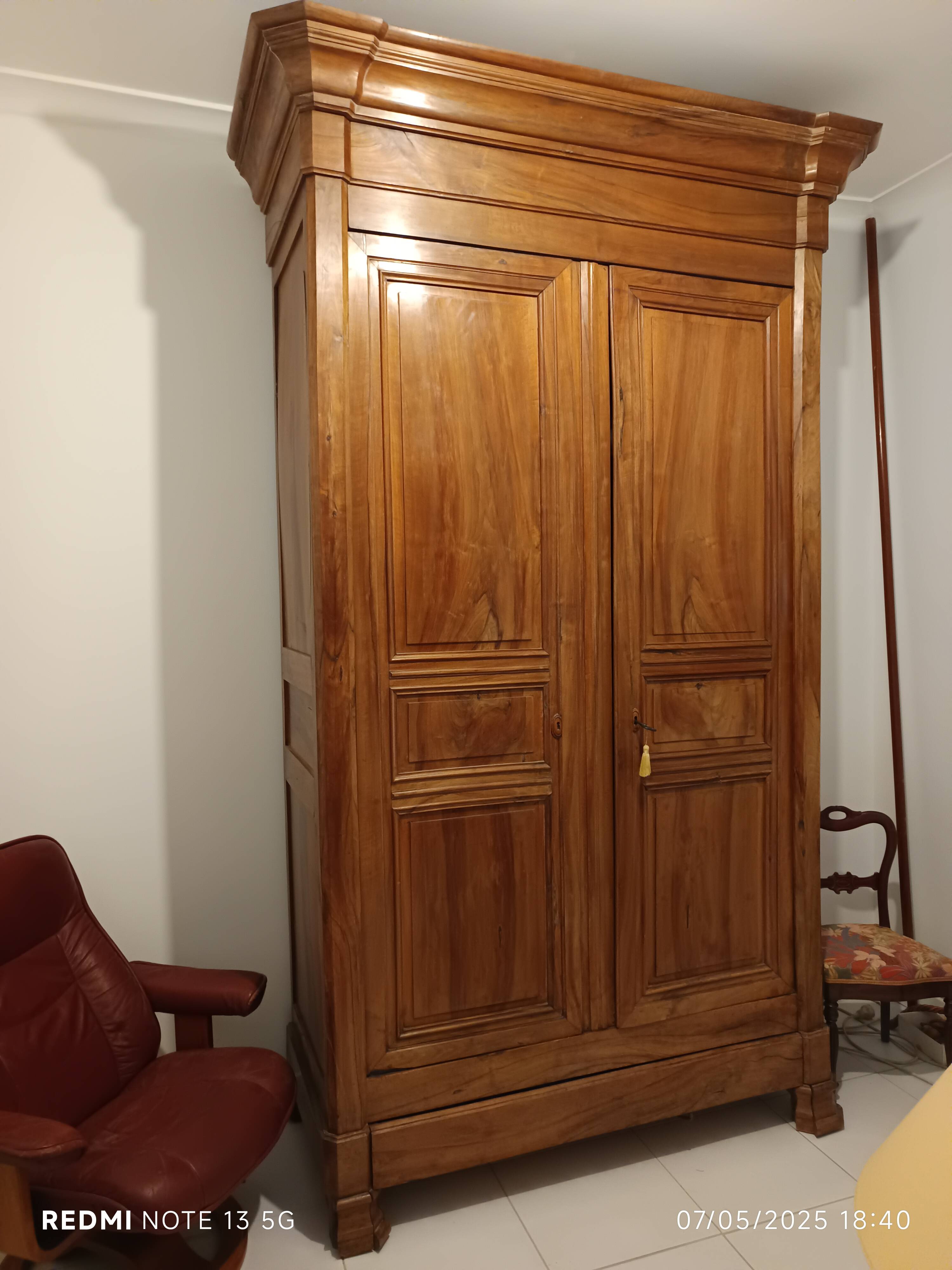 Armoire de chateau en noyer début XIXème