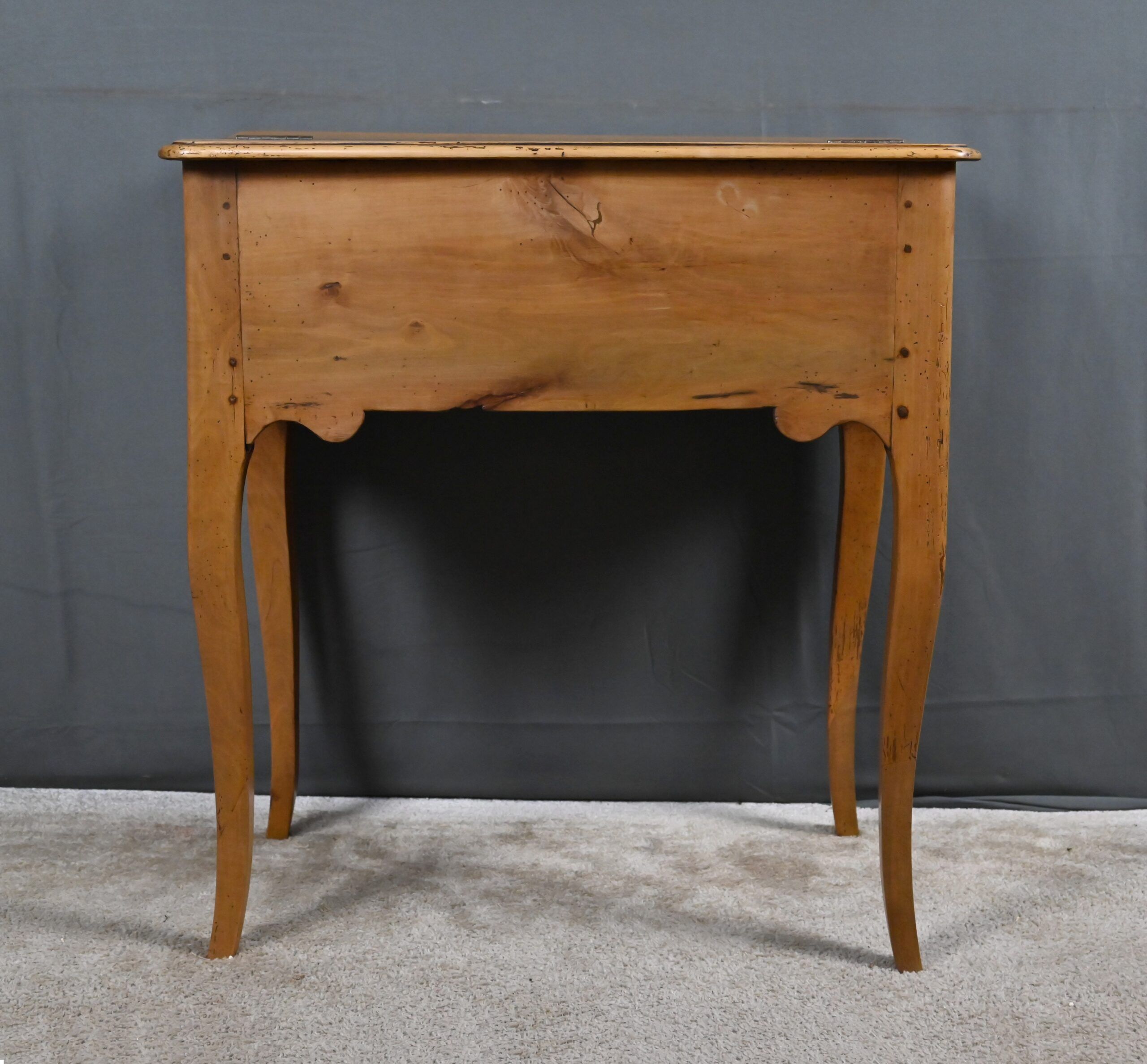 Dough table in walnut and pear wood, Louis XV – XVIII century.