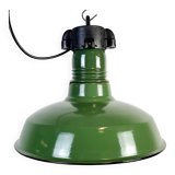 Lampe à suspension industrielle en émail vert, années 1960