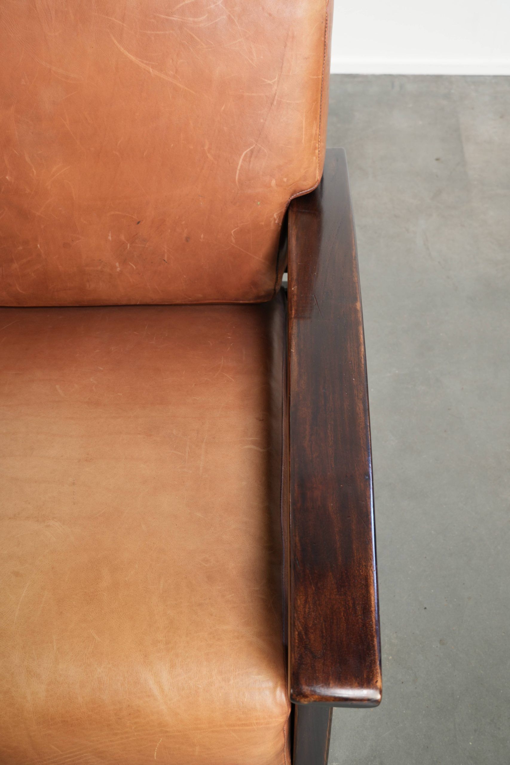 Ensemble de 2 fauteuils Art Déco en cuir de vache couleur cognac du 20e siècle.