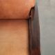 Ensemble de 2 fauteuils Art Déco en cuir de vache couleur cognac du 20e siècle.