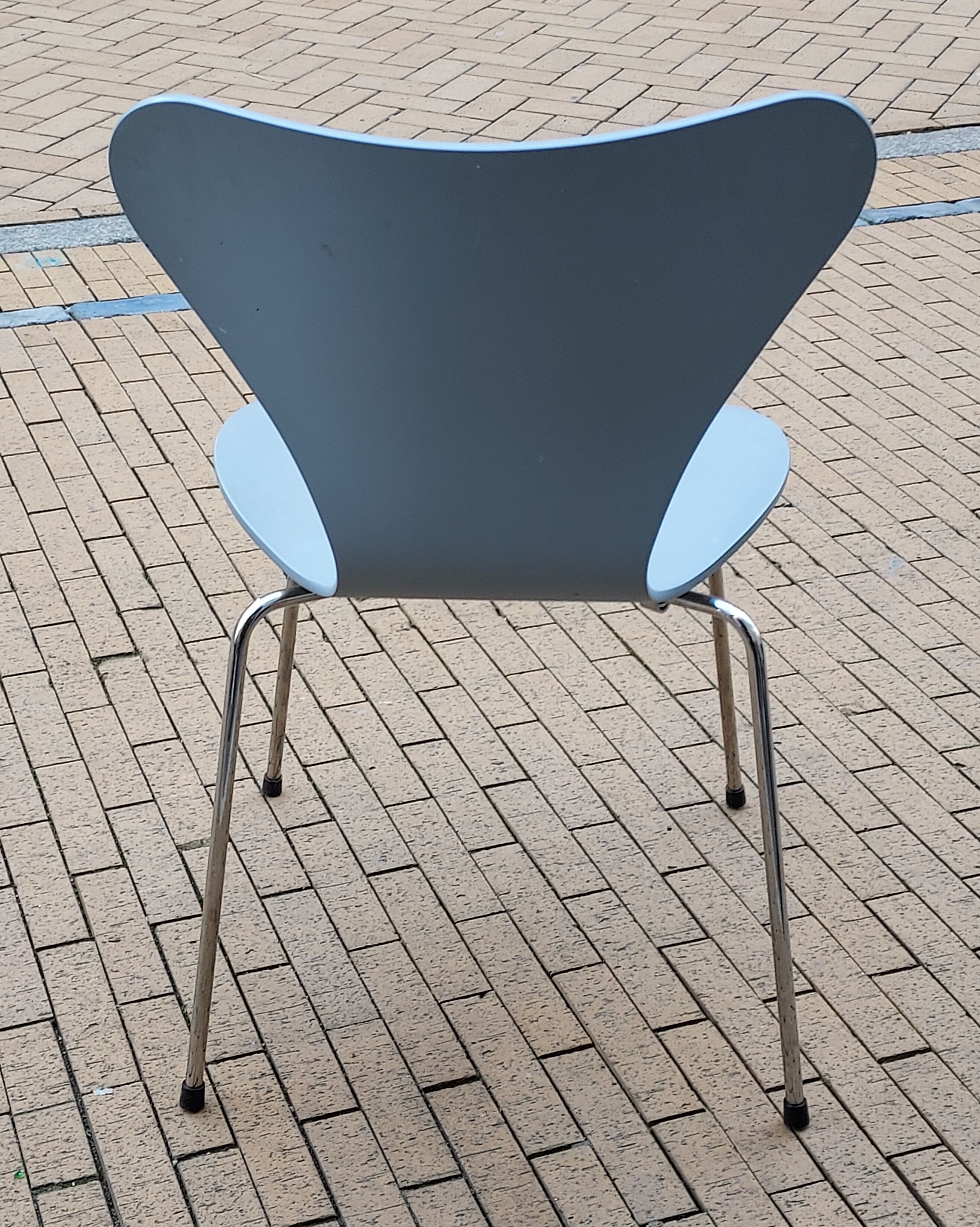 Butterfly serie 7 chair with primer grey colour by Arne Jacobsen
