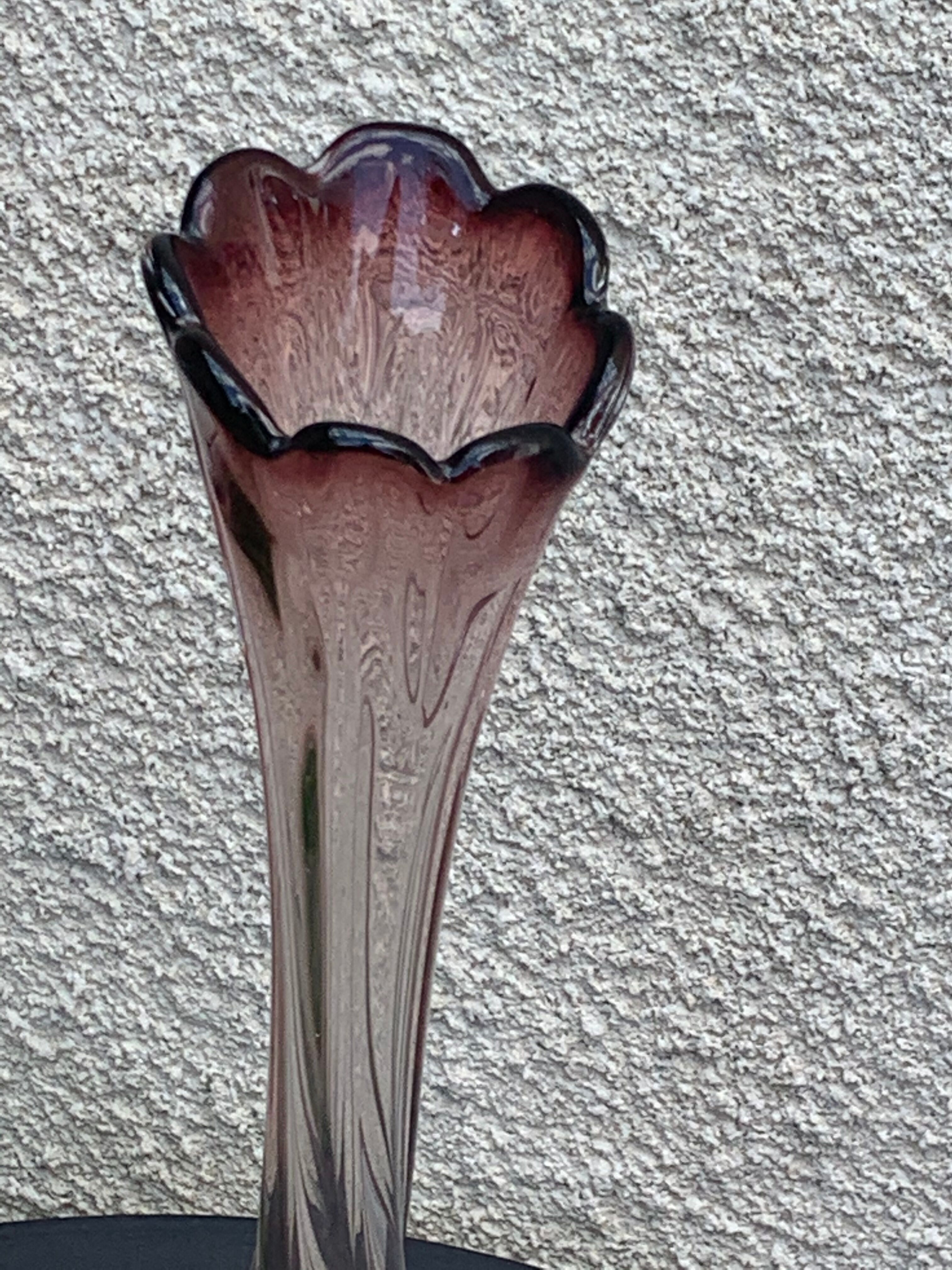 Soliflore vase in pink and purple glass, vintage corolla shape