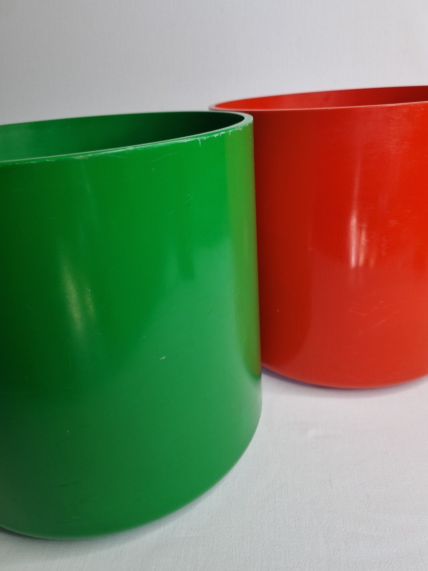 Pair of vintage paper baskets "Crayonne" in ABS, orange and green