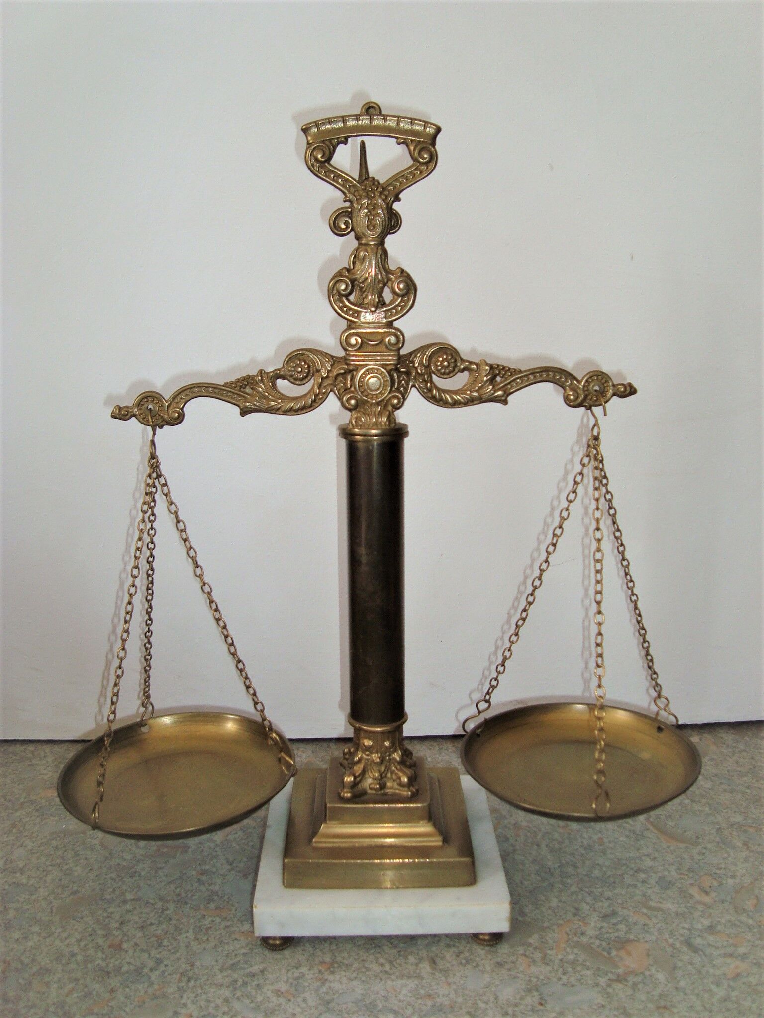 Balance justice brass base marble vintage 50