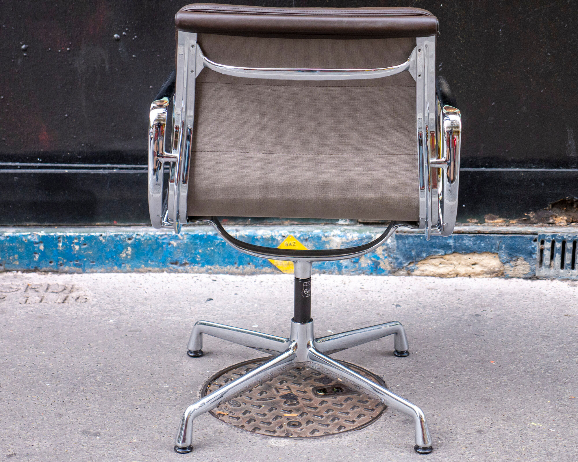 Soft Pad EA 218 brown chair by Charles & Ray Eames édit Herman Miller