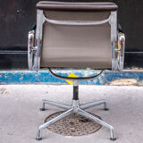 Soft Pad EA 218 brown chair by Charles & Ray Eames édit Herman Miller