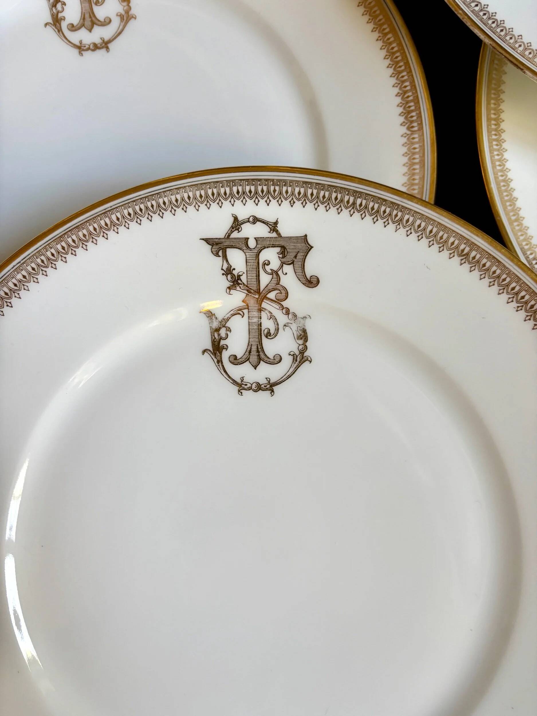 6 flat plates in gold porcelain monogrammed "F"