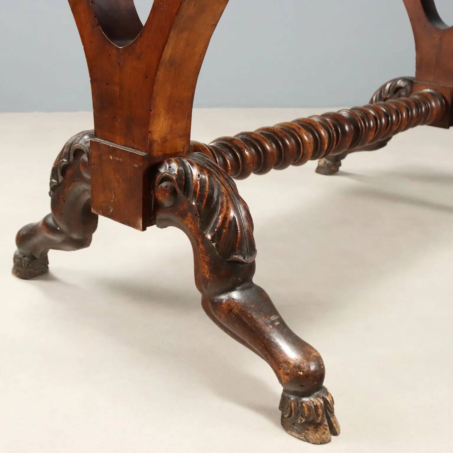 Petite table ancienne en noyer sculpté, Italie, milieu XIXe siècle
