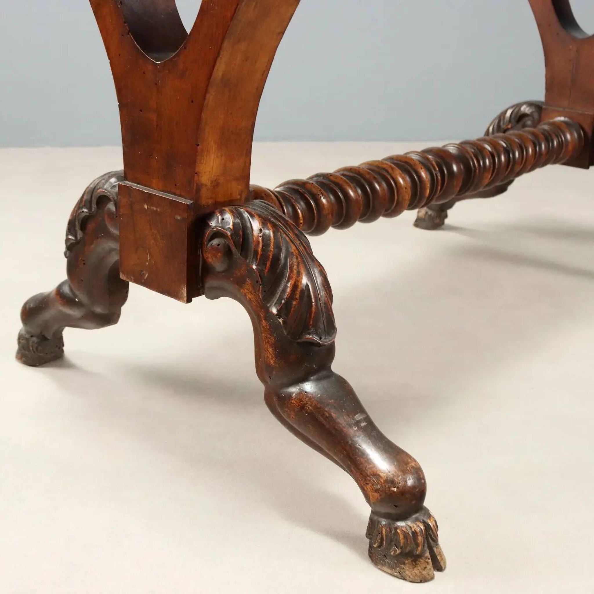 Petite table ancienne en noyer sculpté, Italie, milieu XIXe siècle