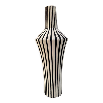 Vase graphique en céramique à rayures noires et blanches