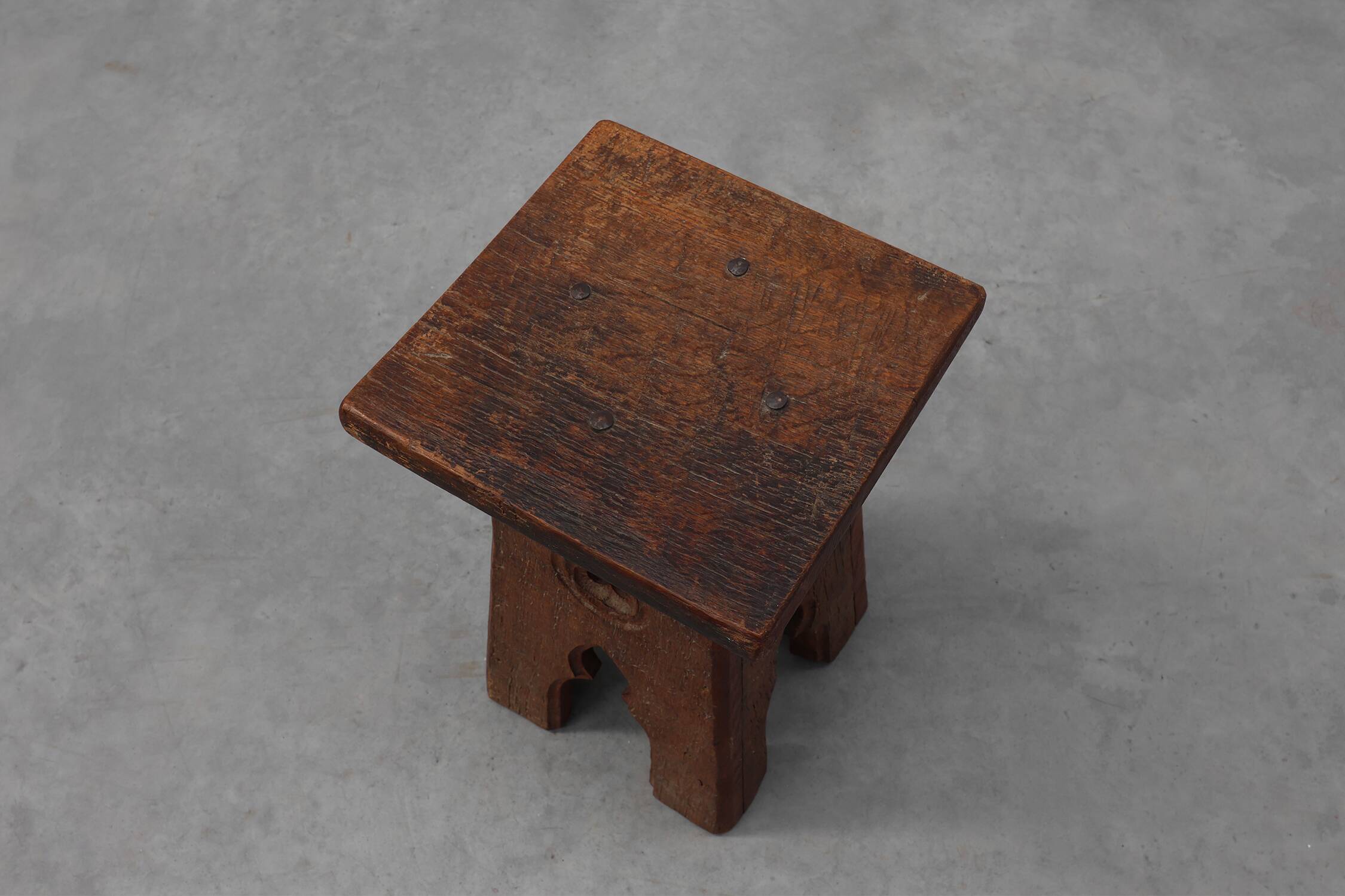 Tabouret bas en bois sculpté français du milieu du XIXe siècle de style gothique