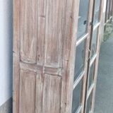 Armoire vitrée en bois ancien blanchi