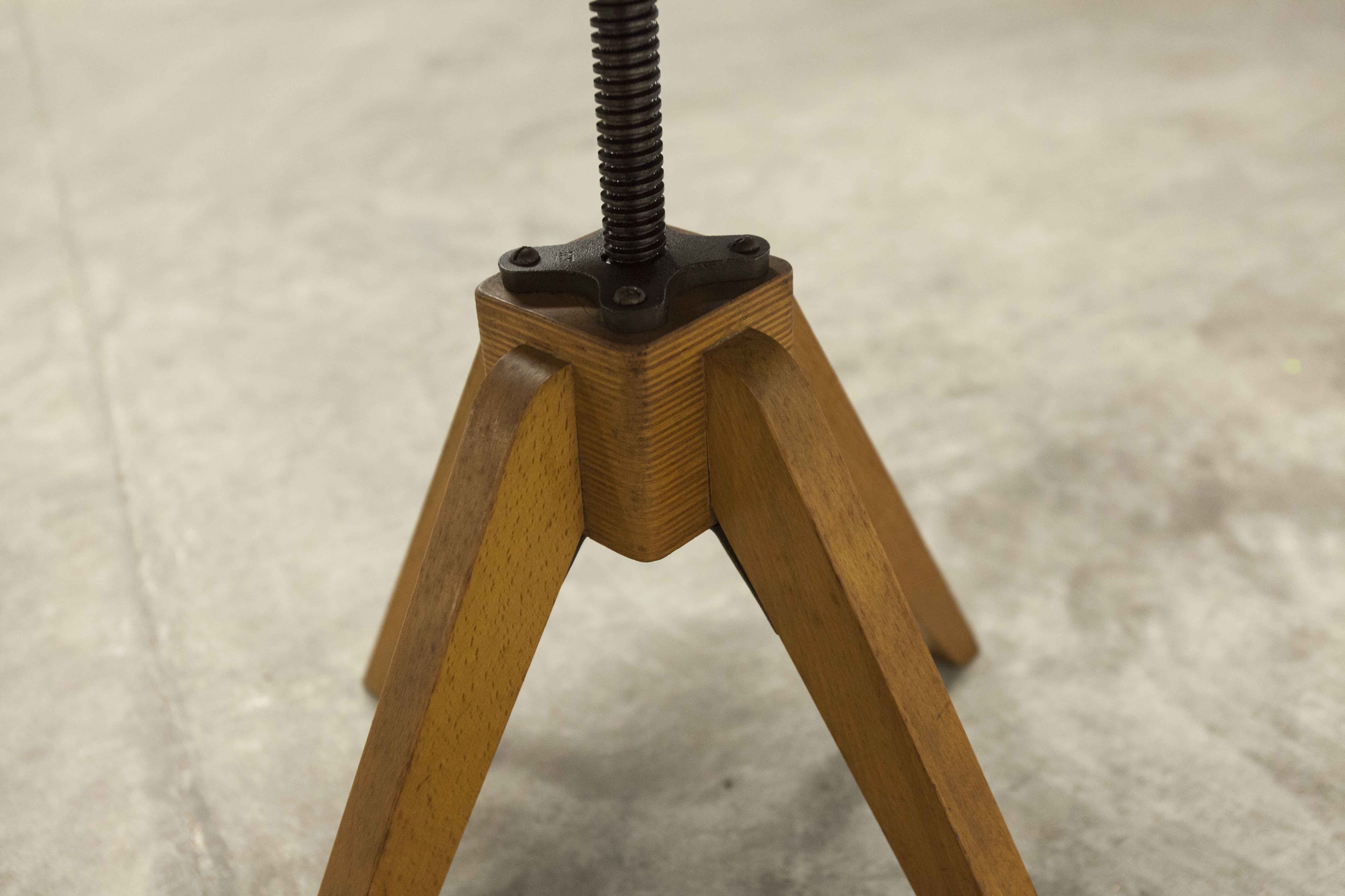 Workshop chair 1950 feet compass skaï red atypical