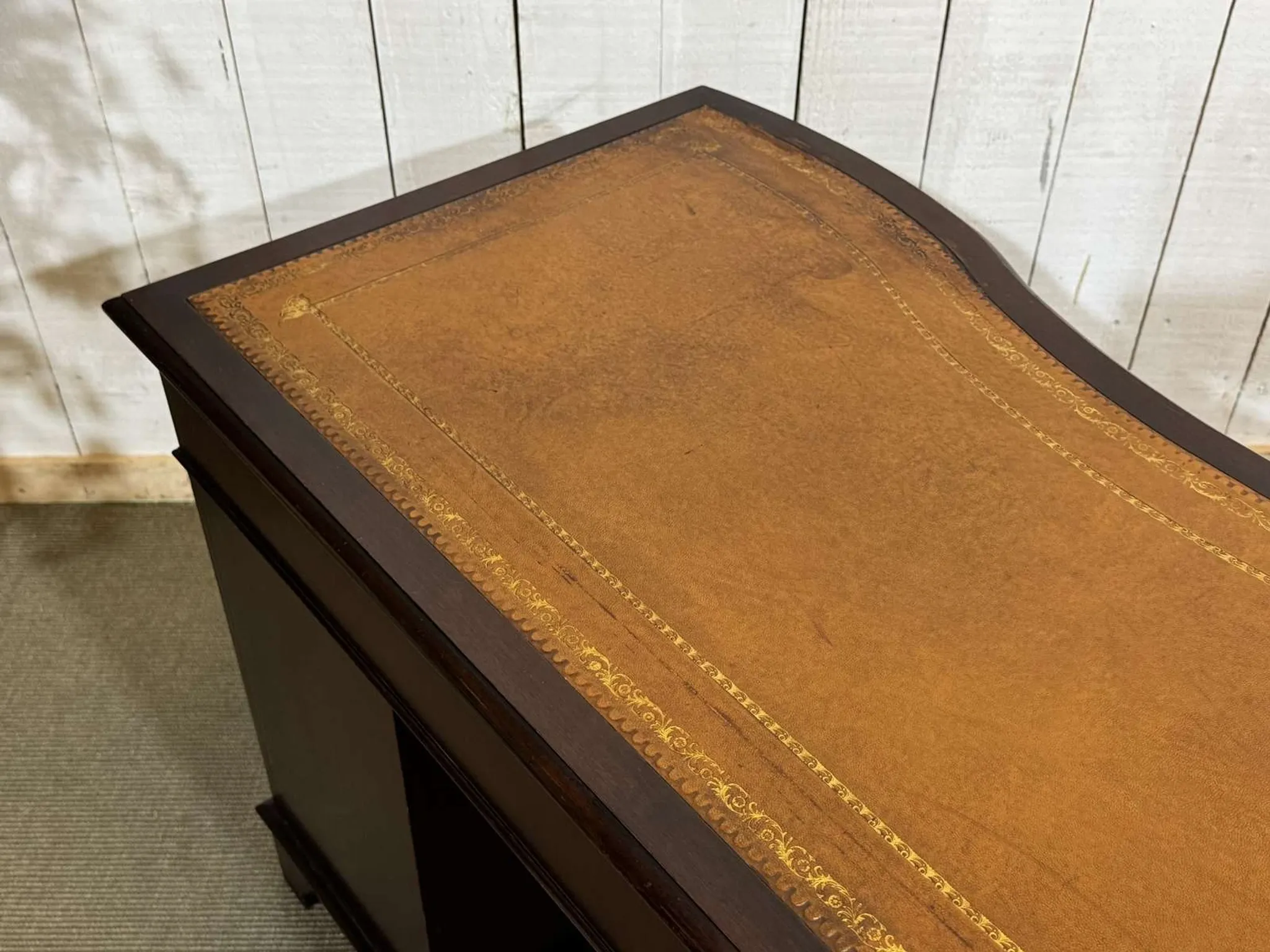 English desk with drawers from the 1950s in mahogany with a leather top.