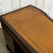 English desk with drawers from the 1950s in mahogany with a leather top.