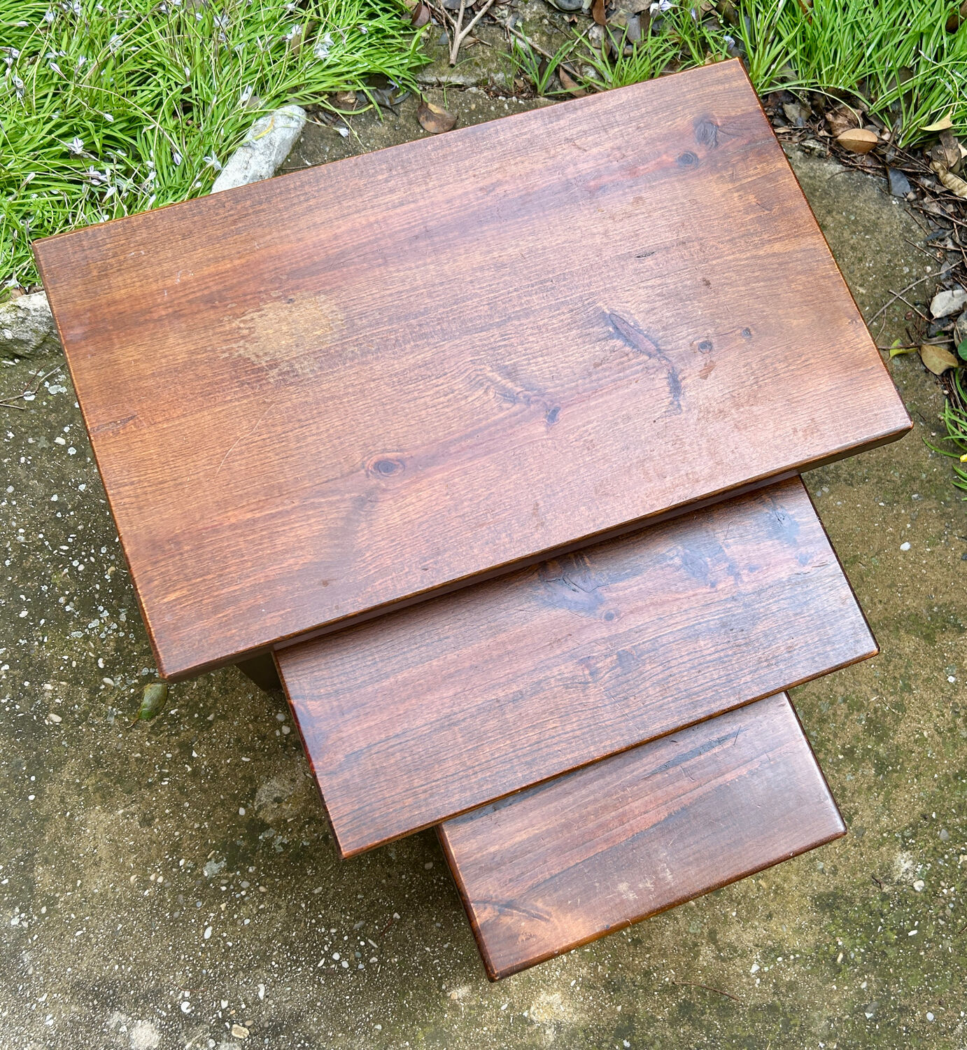 Set of 3 nesting coffee tables in oak.