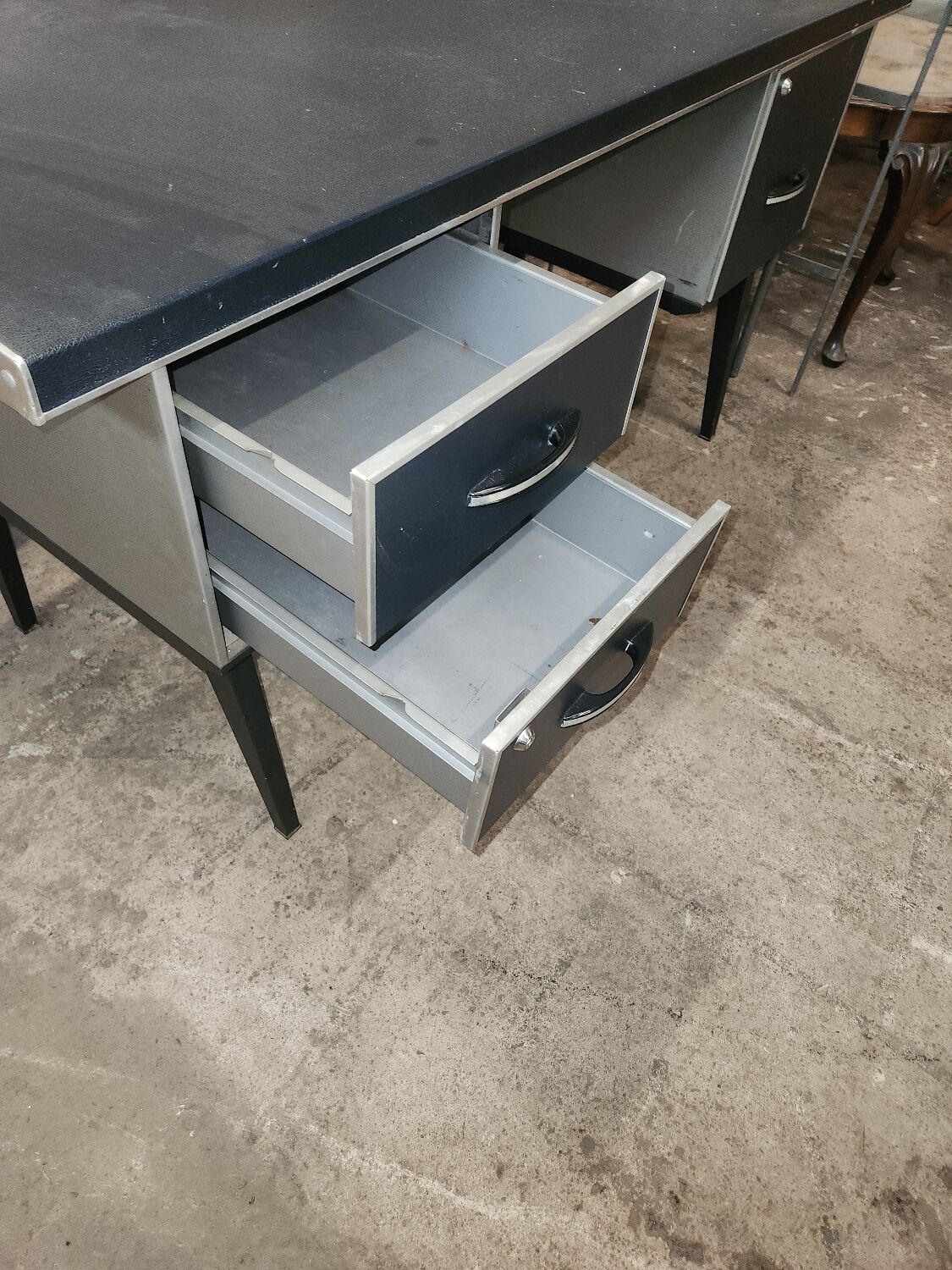 Metal desk of the 60s/70s and its chair