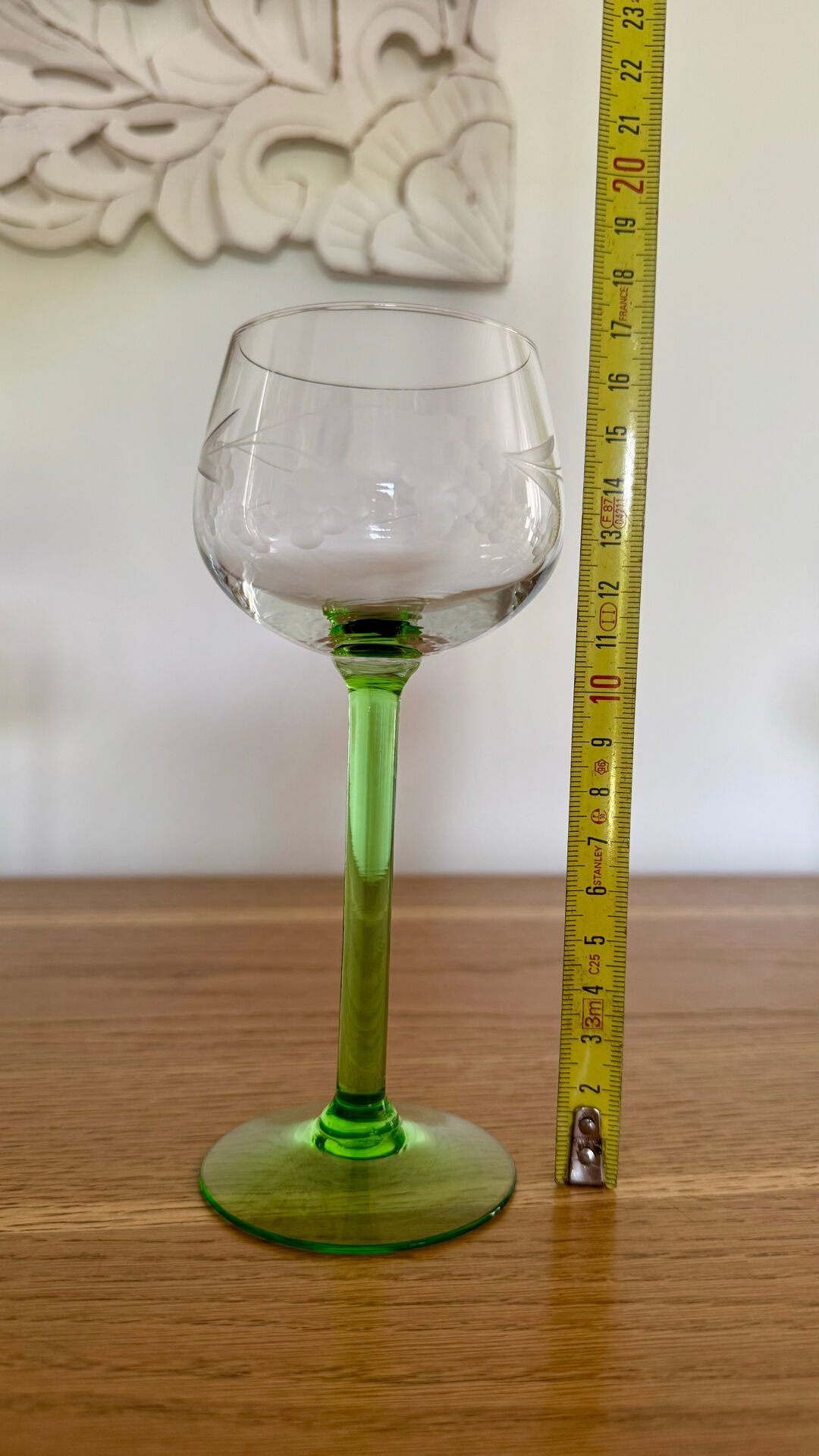 Vente de 13 verres  à vin alsaciens ciselés de grappes et feuilles
